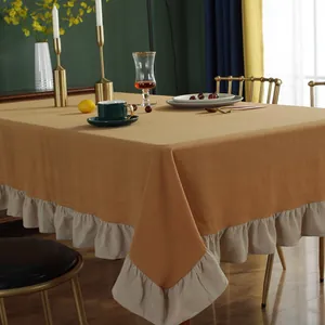 Detailopname van retro gewassen katoenen tafelkleed met decoratieve ruches randen