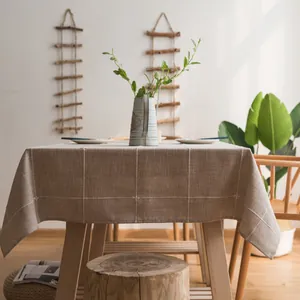 Detailopname van een Scandinavisch linnen tafelkleed met wit geometrisch ruitborduur