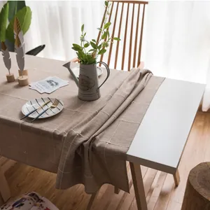 Detail van Noords linnen tafelkleed met witte geometrische patronen op beige stof