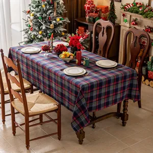 Klassiek rood geruit kersttafelkleed op rechthoekige tafel met feestelijke setting