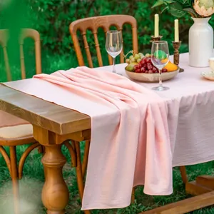 Lichtroze katoenen tafelloper voor elegante tuintafeldecoratie in de buitenlucht