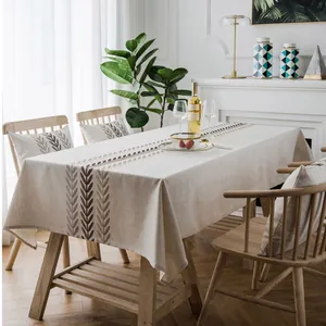 Beige linnen tafelkleed met bruine geometrische bladmotieven in een eethoekdecor