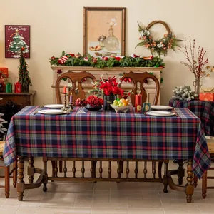 Detail van rood en groen geruit tafelkleed met premium textuur voor kerstversieringen
