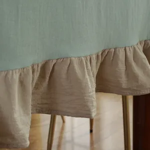 Detailopname van vintage katoenen tafelkleed met ruches en fijne afwerking