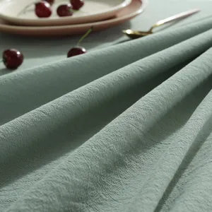 Detailopname van groene katoenstof met rimpeleffect en vintage ruche-randen