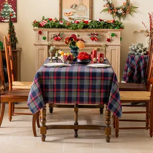 Klassiek rood en groen geruit kersttafelkleed van hoogwaardige stof voor feestelijke diners