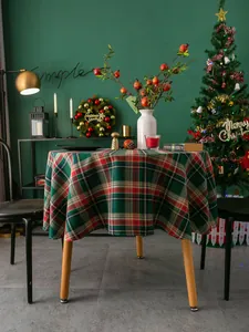 Detail einer runden Weihnachts-Tischdecke mit klassischem rot-grünem Karomuster für Feste