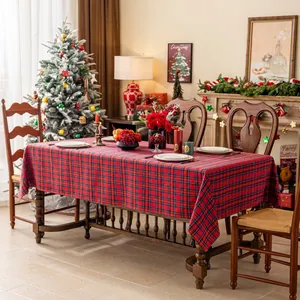 Klassiek rood geruit kersttafelkleed op een feestelijke eettafel met kerstdecoratie