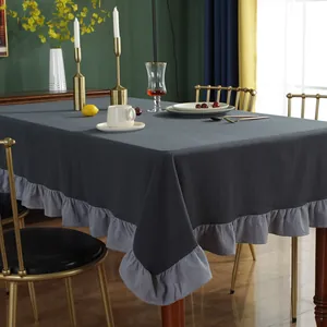 Detail van het donkergrijze tafelkleed met geplooide ruches en retro decoratie
