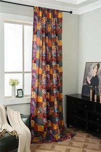 Dettaglio della tovaglia bohémien in lino con motivi patchwork colorati e stampe paisley