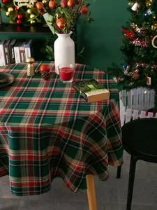 Detail der rot-grün karierten Tischdecke aus Baumwollleinen mit festlicher Deko