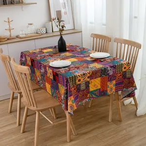Dettaglio della trama della tovaglia boho in cotone e lino con stampa geometrica colorata