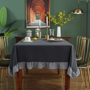 Detail van de vintage geplooide lotusrand op een donkergrijs katoenen tafelkleed