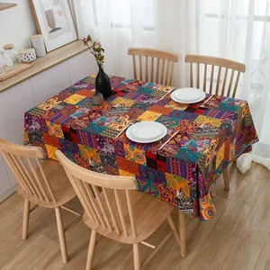 Dettaglio della tovaglia boho in cotone e lino con motivi patchwork geometrici colorati