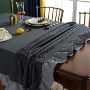 Detailopname van donkergrijs katoenen tafelkleed met lichtgrijze ruches aan de rand