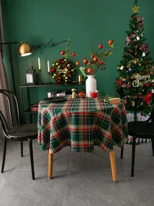Detailaufnahme der klassischen rot-grünen runden Tischdecke mit Schottenkaro