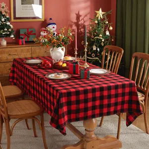 Gedetailleerd overzicht van het klassieke rood-zwarte buffalo plaid kersttafelkleed