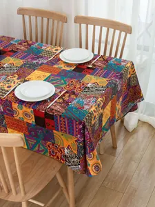 Dettaglio della tovaglia patchwork bohémien con motivi geometrici colorati su tavolo in legno