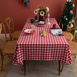 Noords rood-wit geruit rechthoekig tafelkleed van katoen en linnen voor de kersttafel