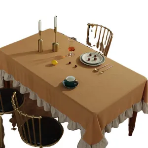 Vintage katoenen tafelkleed in gemberkleur met witte ruffles voor een elegante eetkamer