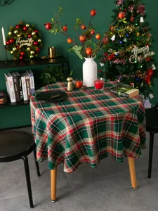 Detail der rot-grünen runden Tischdecke mit Weihnachtskaromuster in festlicher Kulisse