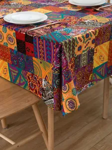 Dettaglio della tovaglia bohémien in cotone e lino con motivo patchwork etnico colorato
