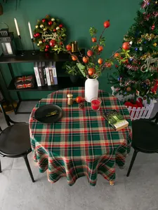 Detailansicht der runden Weihnachts-Tischdecke mit klassischem rot-grünem Karomuster