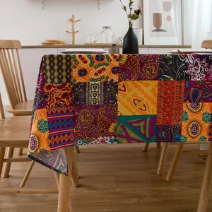 Dettaglio della tovaglia patchwork boho con intricati motivi paisley e mandala floreali