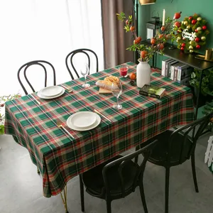 Macro detail van rood en groen feestelijk geruit tafelkleed voor eettafeldecor