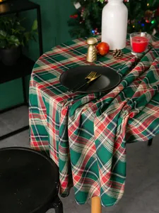 Nahaufnahme der klassisch rot-grünen Weihnachtstischdecke mit strukturierter Stofftextur