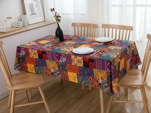 Dettaglio di tovaglia bohémien in cotone e lino con motivi a mosaico colorati