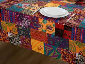 Dettaglio della tovaglia bohémien in cotone e lino con motivi mandala colorati