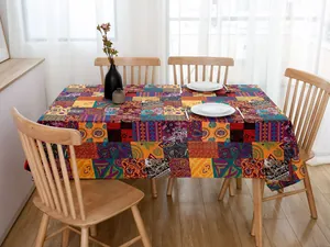 Dettaglio tovaglia rettangolare bohémien con motivi mandala e paisley colorati