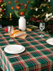 Detail van rood en groen geruit kersttafelkleed met feestelijke kersttafel decoratie