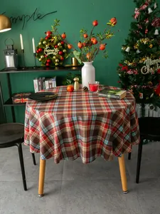 Detailansicht der rot-braunen runden Karo-Tischdecke in gemütlicher Feststimmung