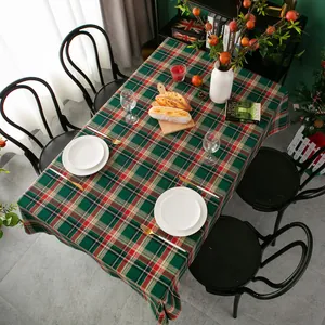 Detail van rood en groen geruit tafelkleed op een rechthoekige eettafel set