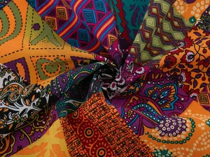 Dettaglio di tessuto in lino bohémien con motivi mandala e paisley colorati