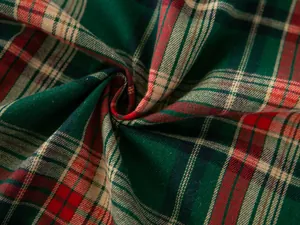 Macro-detail van het rood-groene geruite tafelkleed met zachte katoenen textuur