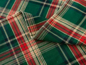 Detailweergave van de donkergroene geruite stof met een stevige overlock-randsteek