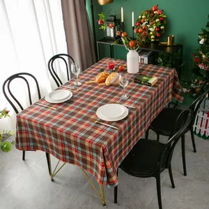 Detailopname van klassiek kersttafelkleed met rode en blauwe Schotse ruitpatronen