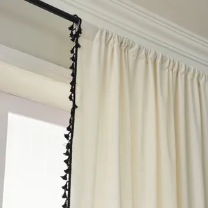 Cortina nórdica minimalista de algodón y lino blanco grueso con borlas negras decorativas