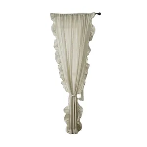 Rideau beige chic à volants nordiques avec texture tamisante et embrasse assortie