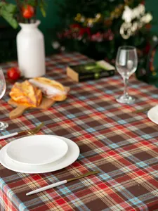 Klassiek geruit tafelkleed op een feestelijke eettafel met kerstversiering