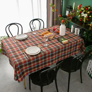 Klassiek rechthoekig geruit tafelkleed in bruin en rood voor Scandinavisch interieur