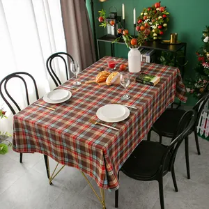 Klassiek rood en blauw geruit rechthoekig tafelkleed voor gezellige kerstversiering