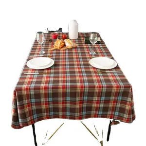 Noords geruit rechthoekig tafelkleed met rood, bruin en blauw Schots ruitpatroon