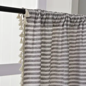 Detailansicht von gestreiftem Baumwoll-Leinen-Vorhang mit eleganten cremefarbenen Quasten