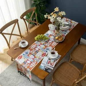Chemin de table japonais en coton et lin avec poissons colorés et pompons bleus