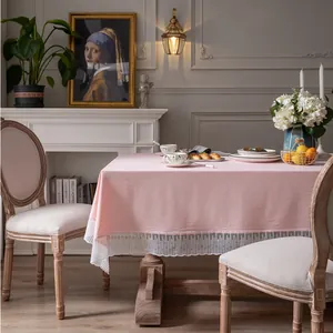 Lichtroze tafelkleed met witte kant in een klassiek Frans vintage eetkamerinterieur