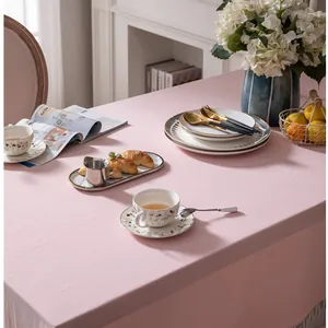 Detail van een roze stoffen tafelkleed met elegante Franse stijl en natuurlijke textuur
